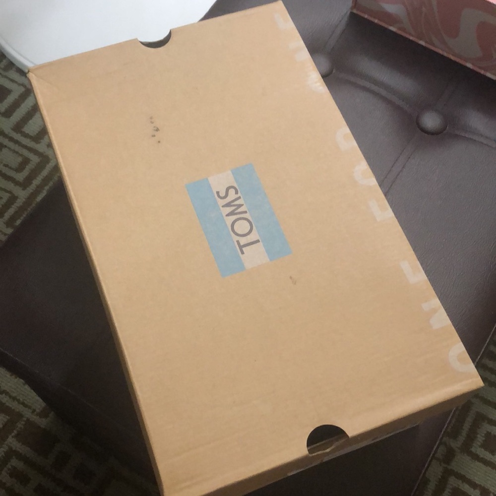 - Toms canvas size 9